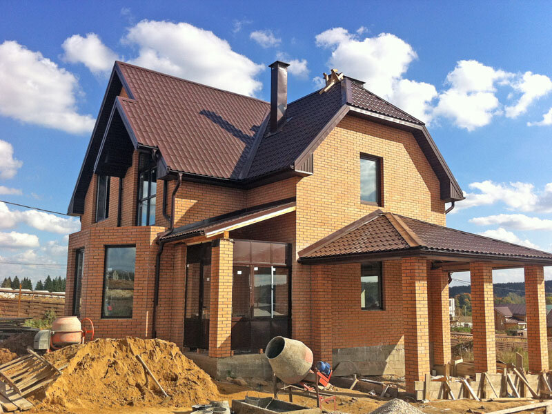 прораб на стройке. строительные работы в подмосковье. отделка помещений. рабочий строитель. строители.