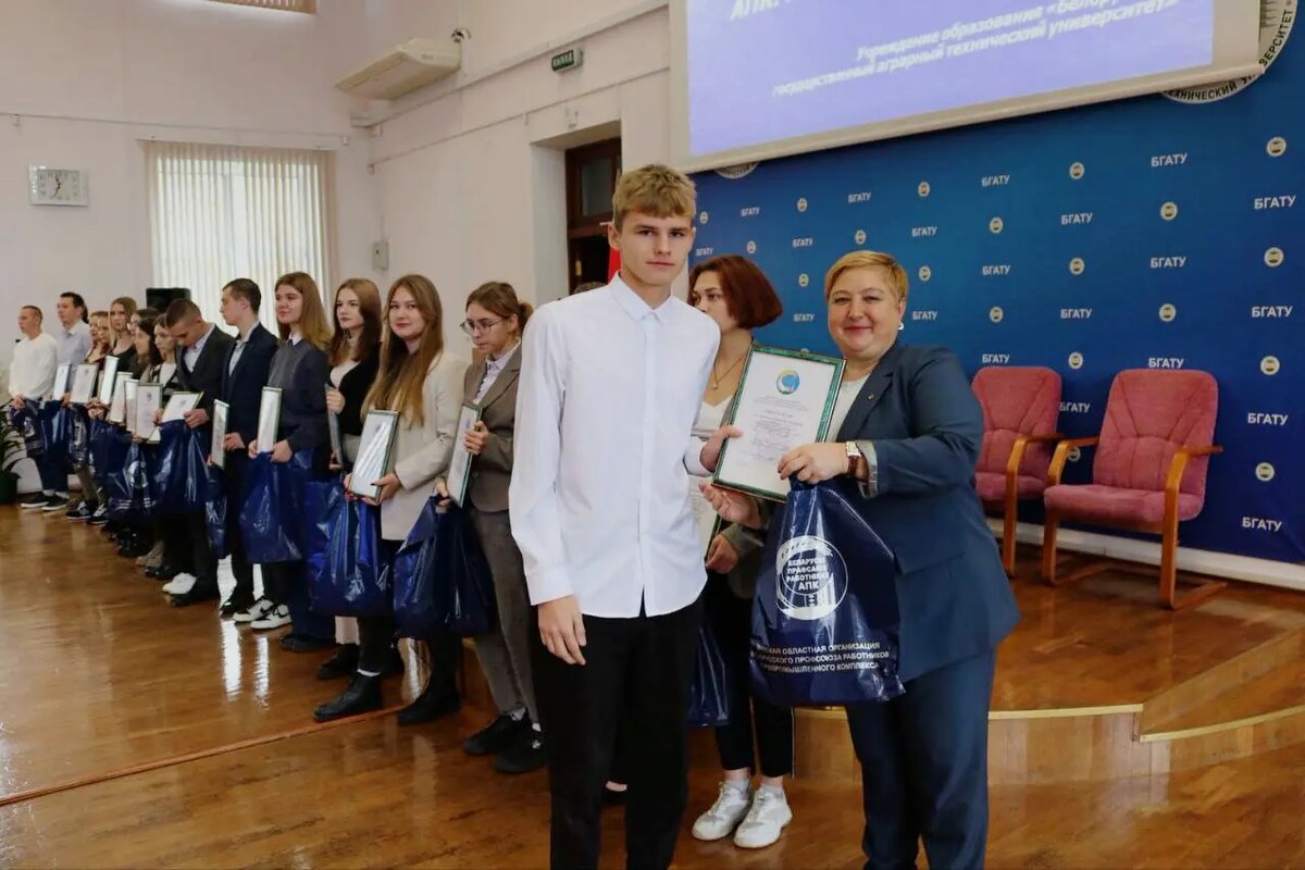 Учащемуся колледжа за успехи в учебе присуждена профсоюзная стипендия |  СМОЛЕВИЧИ | Новости | Дзен