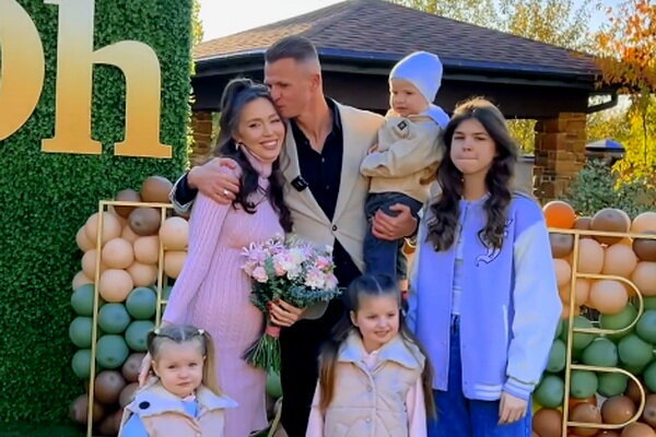 «Малыш, мы тебя очень ждём и любим!» - беременная Анастасия Костенко и футболист Дмитрий Тарасов устроили детский праздник