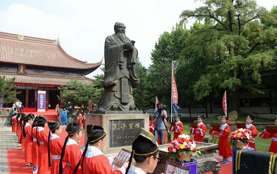 Конфуцианство культура. Статуя Конфуция в Цюйфу. Статуя Конфуция в Корее. Цюйфу памятник Конфуцию.