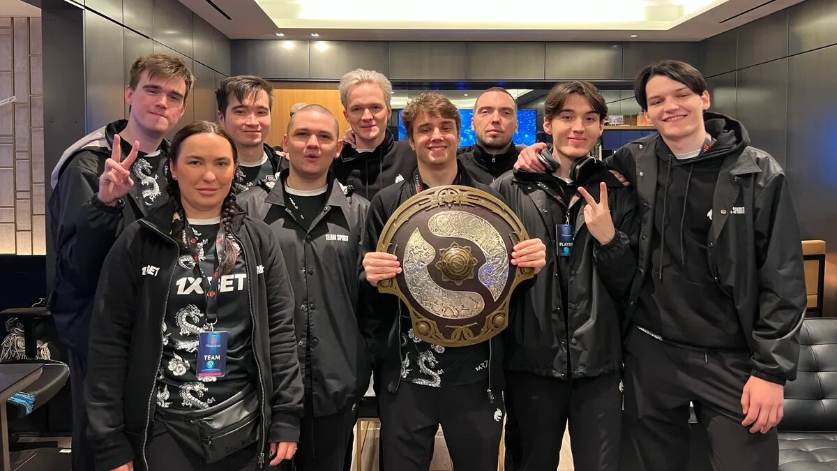 Денис Сигитов держит награду. Фото: Team Spirit / vk.com