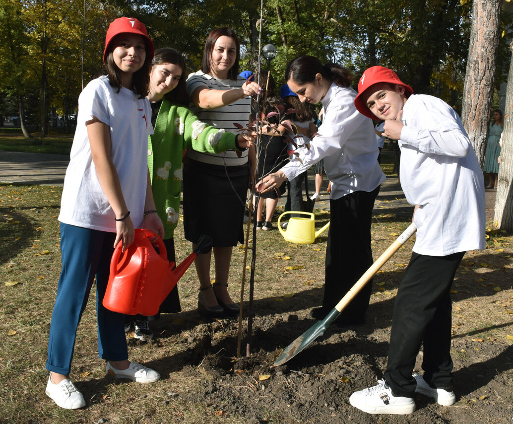 Учащиеся СОШ № 7 города Черкесска приняли самое активное участие в высадке аллеи. Фото Светланы ОСЕЦКОЙ.