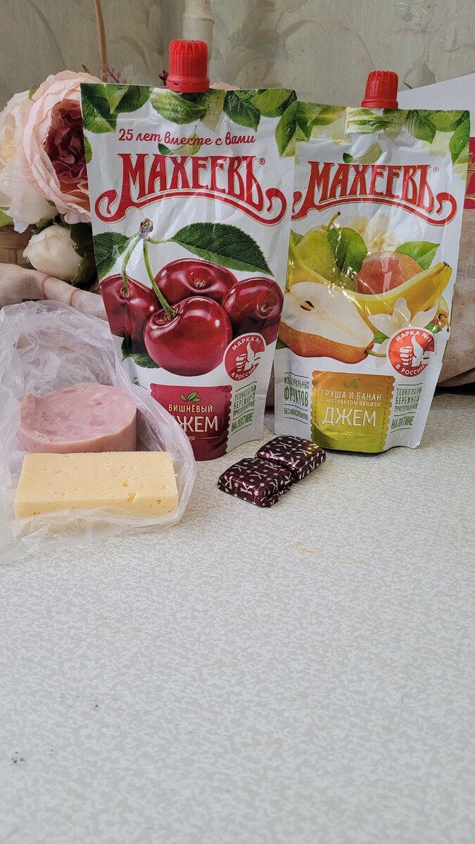 Ветчина, сыр, шоколад, джем (главное густой)