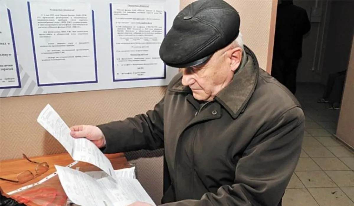 Мужчина рассматривает квитанции. Источник: samara.aif.ru Автор фото: Александра Горбунова 