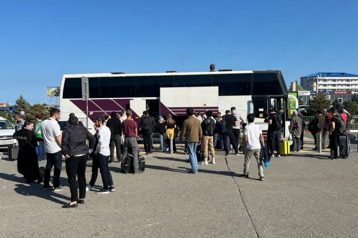    Пассажиров авиарейсов из Махачкалы автобусами везут в аэропорт Грозного