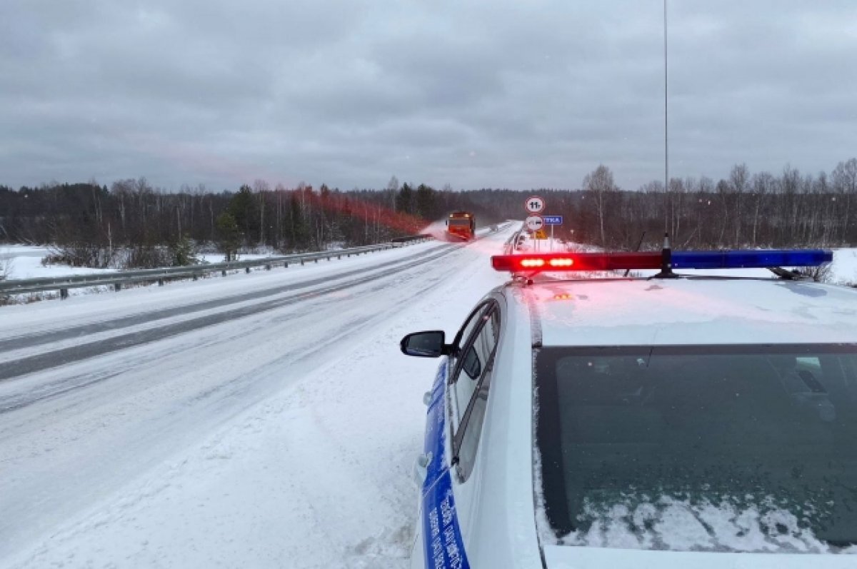    На Урале после снегопада трассы патрулируют более 200 экипажей ДПС