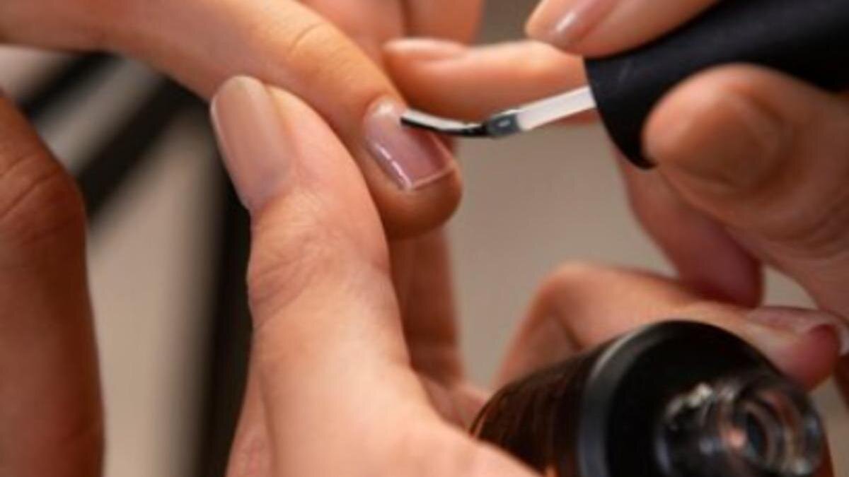    На ноготь наносят праймер:Freepik