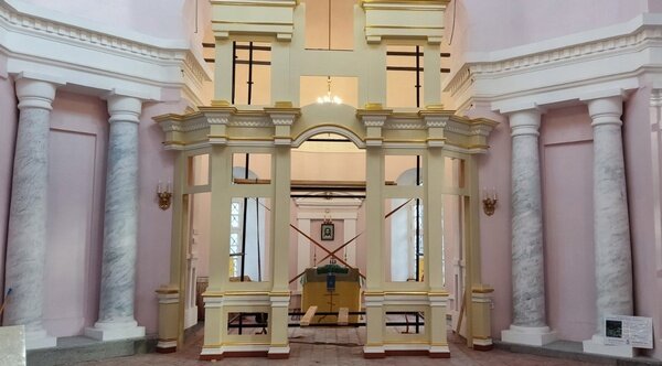     Палехские мастера смонтировали иконостас в новгородском храме