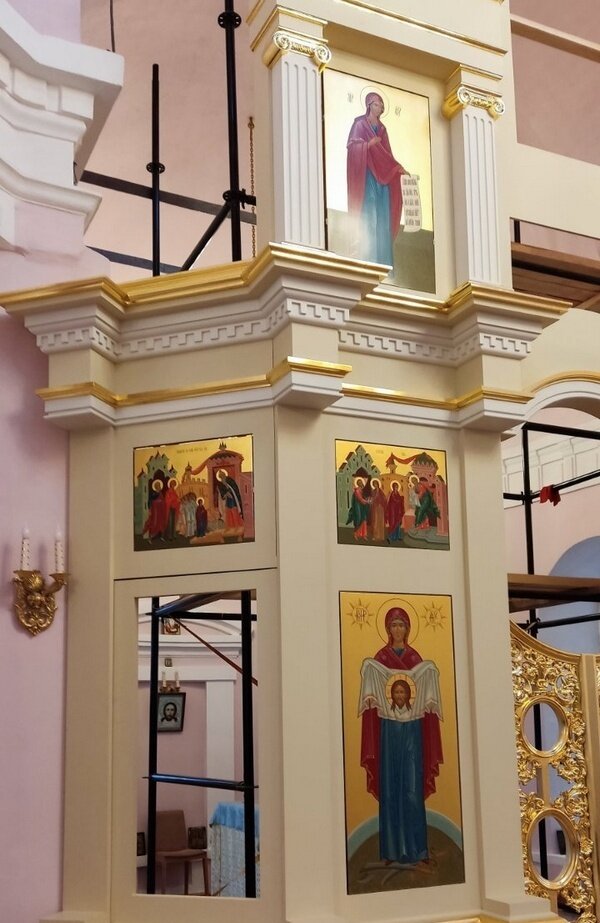     Палехские мастера смонтировали иконостас в новгородском храме