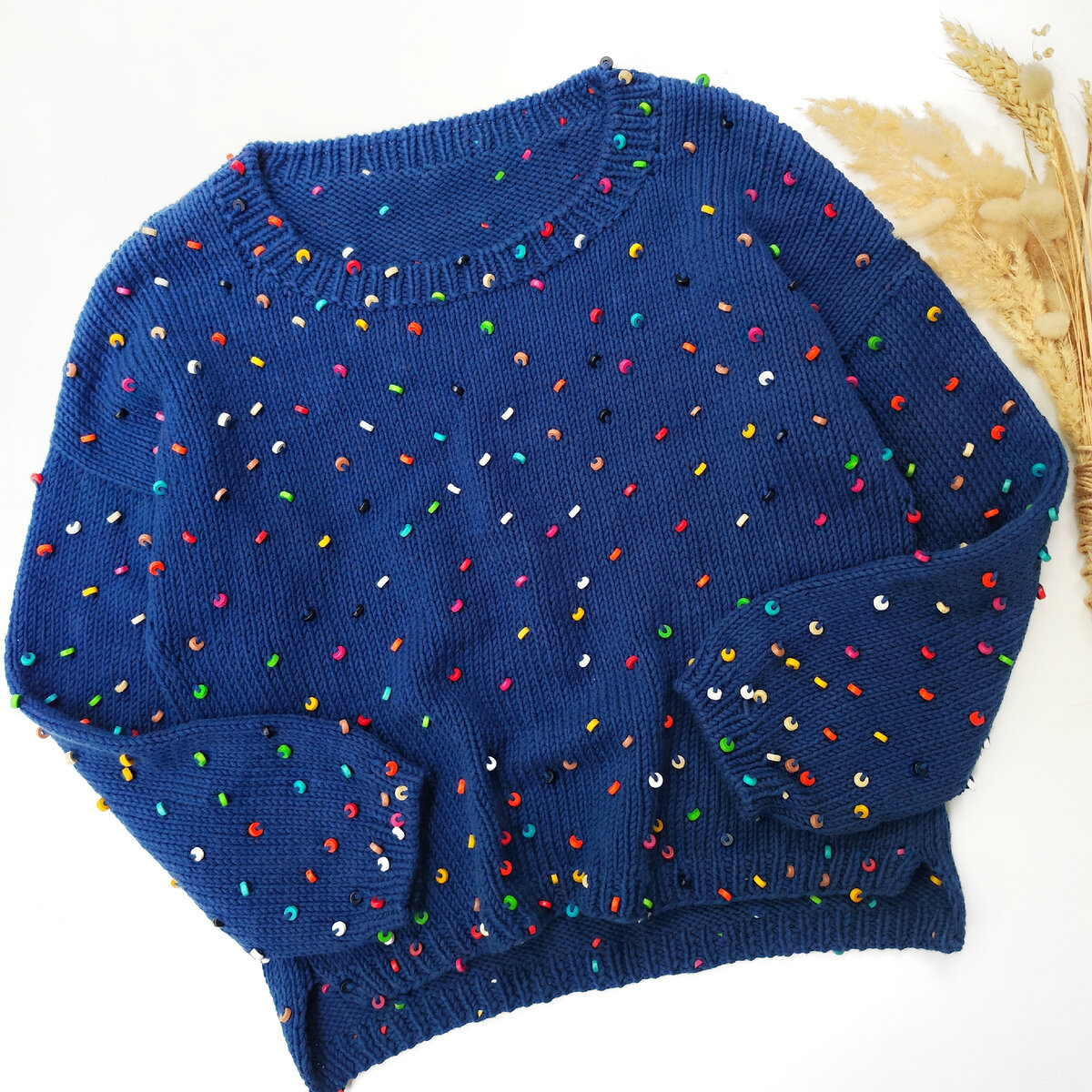 Джемпер с бусинами