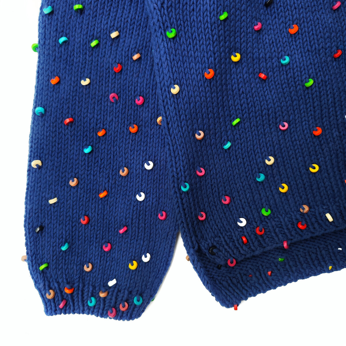 Внизу разрез и спинка чуть длиннее переда.