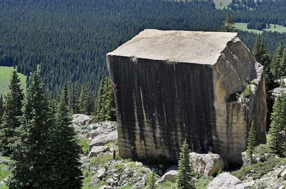 Куб в горах Вайоминга. Штат Вайоминг куб. Гора в форме Куба. Скала куб.