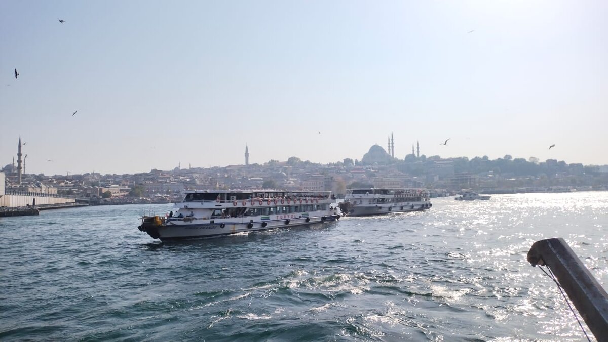 Паромы курсирующие до островов. Фото автора.