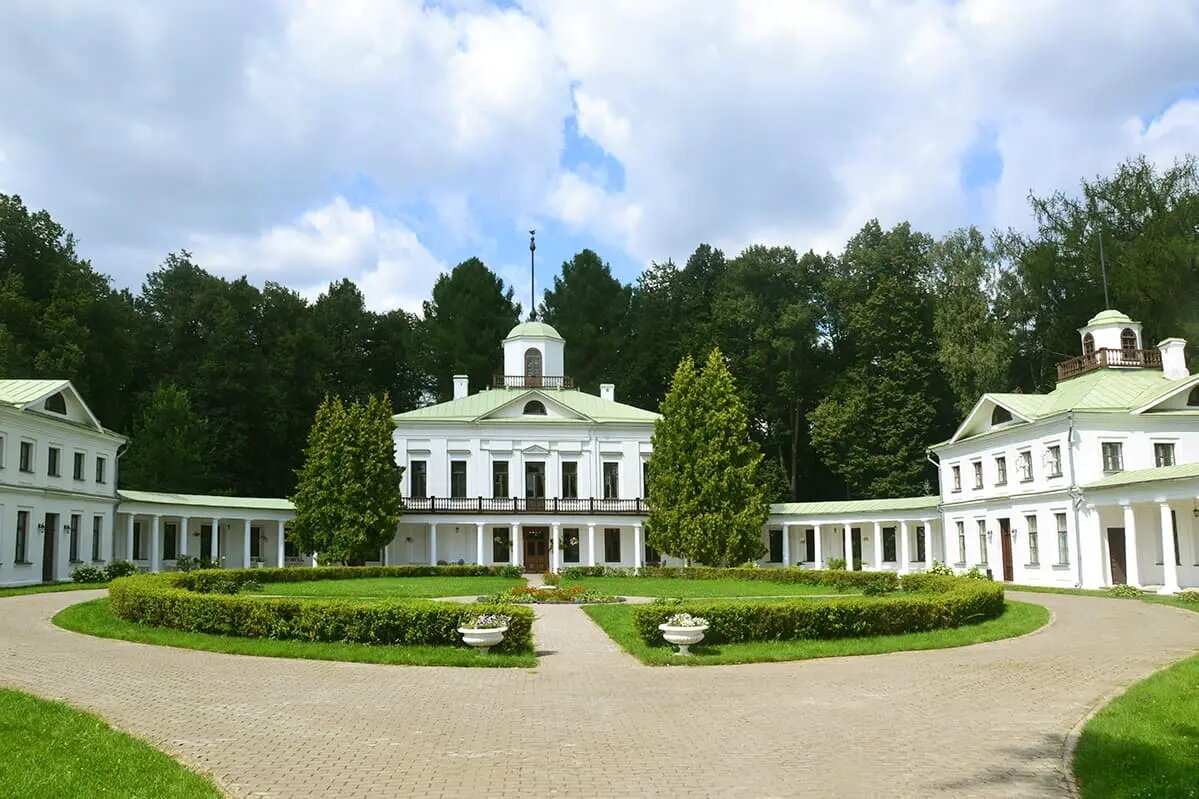 Главный дом усадьбы Середнико́во. Фигура утки на шпиле дома объясняет, что хозяева любили охотиться