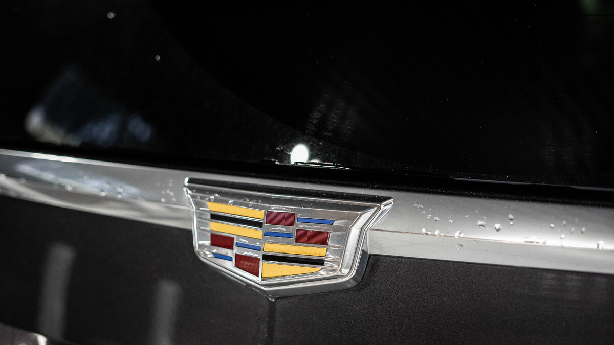 Антихром - это процедура, позволяющая удалить хром с автомобиля, создавая элегантный и стильный вид. Данный метод становится все более популярным среди владельцев автомобилей, желающих преобразить свои транспортные средства или придать уникальность. 
В данном процессе детали кузова делятся на две группы: одна будет окрашена, в то время как другая будет покрыта виниловой пленкой.

Процедура антихрома предполагает тщательную подготовку поверхности деталей. Это включает в себя шлифовку и применение специальных химических средств для удаления хромированного слоя. После этого, детали кузова окрашиваются в черный глянец или мат.

В итоге, антихром - это не только удаление хрома с автомобиля, но и создание эксклюзивного и индивидуального внешнего вида. Это модное и современное решение для тех, кто хочет выделиться из толпы и придать своему автомобилю неповторимый характер и стиль.