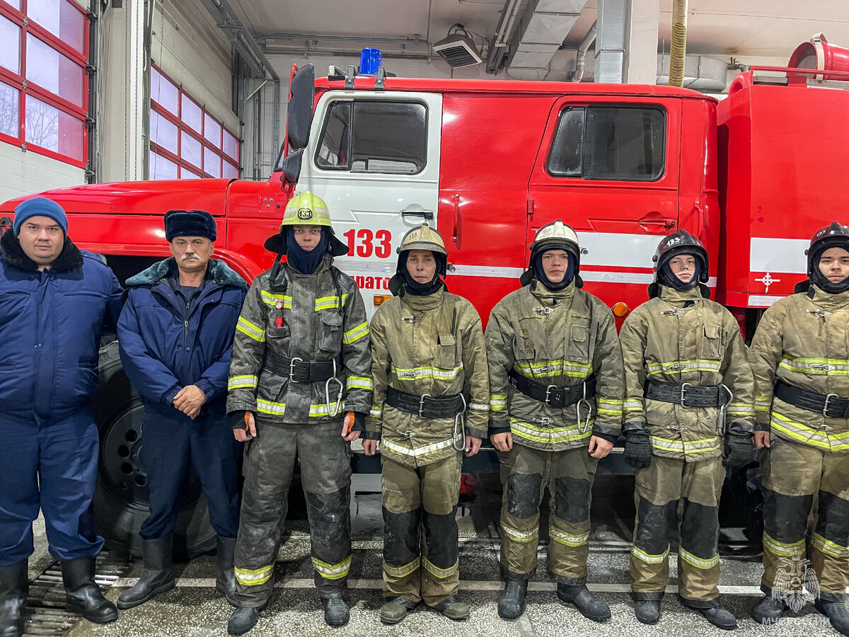 Бывших пожарных не бывает! На пожаре в деревне Песьянка спасены 7 человек |  МЧС Прикамья | Дзен