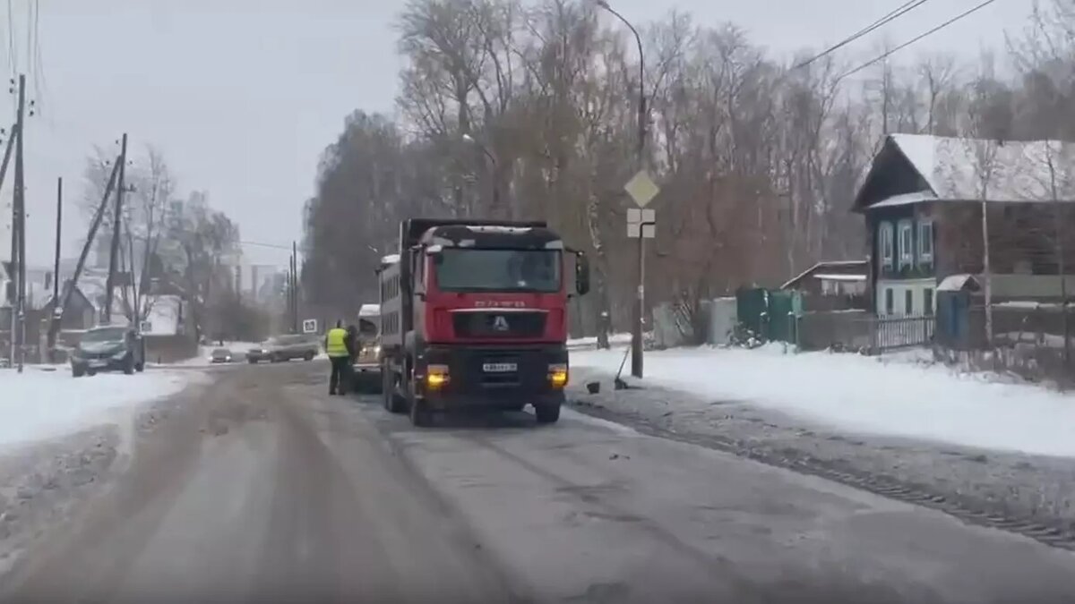     Власти Ижевска отреагировали на публикацию Udm-info о том, как дорожники на улице 8 марта в Ижевске укладывают асфальт прямо под снегом.