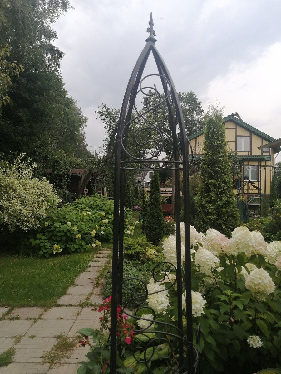 Наш основной дом. Справа и слева от него, если смотреть с этой точки, как раз и находятся две равнозначные зоны,, идейно отражающие окружности в символе бесконечности.