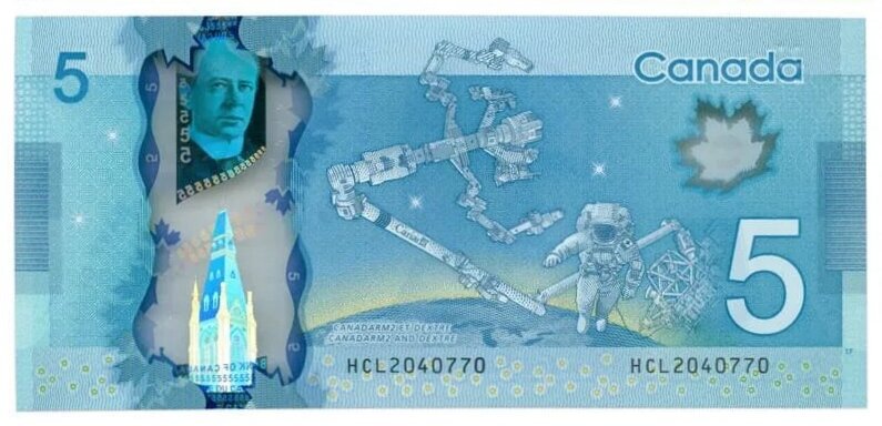 На обороте купюры разворачивается сцена работ в открытом космосе. Тут мы видим и фигуру астронавта, олицетворяющую собой вклад каждого канадца в разработку механизмов для МКС, и сами эти механизмы, и так называемые кольца Омрона под композицией... 