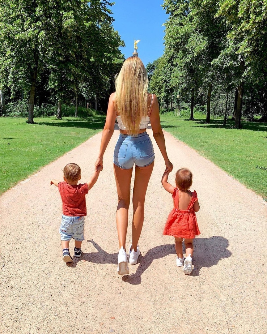 Джанин Виггерт. Красивые мамочки с детьми. Стройная мама и малыш. Девушка с двумя детьми. Очень красивую мамашу
