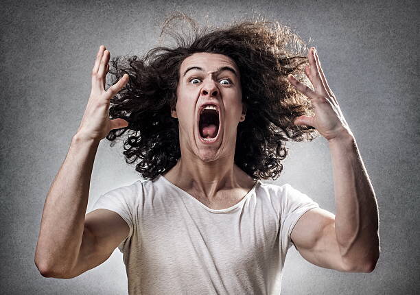 Поставить человека на место означает разобраться в его ситуации, постараться понять его точку зрения, эмоции и мотивы, а также проявить сочувствие и поддержку. Вот несколько основных принципов, которые могут помочь вам поставить человека на место со стороны психологии:

1. Эмпатия: Важно проявлять эмпатию, то есть способность почувствовать и понять эмоции и переживания другого человека. Постарайтесь поставить себя на его место и представить, каково ему/ей.

2. Неосуждение: Важно избегать судить или осуждать другого человека. Помните, что каждый имеет свои уникальные обстоятельства и опыт жизни.

3. Слушайте активно: Внимательно слушайте собеседника, проявляйте интерес и задавайте открытые вопросы, чтобы лучше понять его мысли и чувства. Не прерывайте, дайте ему возможность выразиться полностью.

4. Избегайте предубеждений: Старайтесь не делать быстрые выводы, основываясь на внешности или предположениях. Вместо этого, будьте открытыми к новой информации и готовы пересмотреть свои представления.

5. Будьте терпеливыми и поддерживающими: Помогите другому человеку почувствовать, что вы его понимаете и поддерживаете. Это может быть в виде поддерживающих слов, понимающих жестов или просто наличия рядом.

6. Не сравнивайте: Избегайте сравнивать человека с кем-то другим или его текущую ситуацию с чем-то, что вы считаете более или менее значимым. Каждый человек уникален, и его опыт тоже.

7. Уважайте границы: Уважайте личное пространство и границы другого человека. Если он не хочет говорить о чем-то или не желает делиться определенной информацией, не настаивайте.

Важно помнить, что понимание и поддержка другого человека требуют практики и открытого ума. Каждый человек уникален и его ситуация может отличаться. Постепенно развивайте навык постановки себя на место и осознанного понимания других людей.