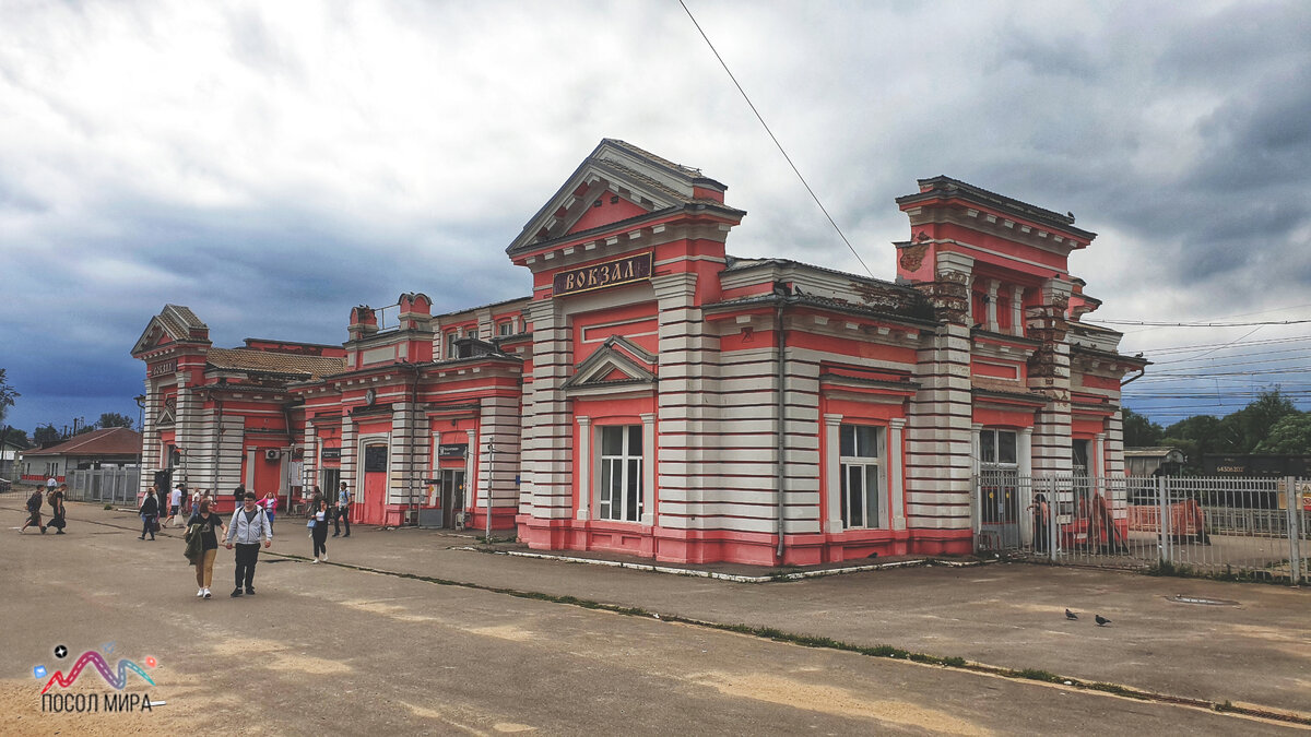 Здесь заканчивается двухпутная линия железной дороги. Дальше уже идет однопутный участок Савёловского направления