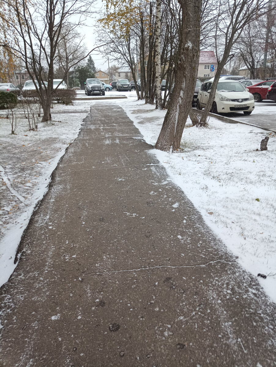 Здесь к счастью почистили тротуар. 