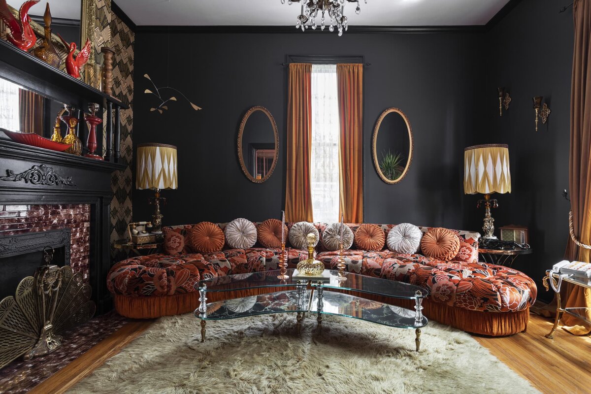 «Мой дом уже был прекрасен с самого начала, поэтому я влюбилась в него. Это старый дом с характером, который я просто должна была сделать своим. Конечно, мне пришлось сделать ремонт, но у дома хорошие кости!», — делится Адель 