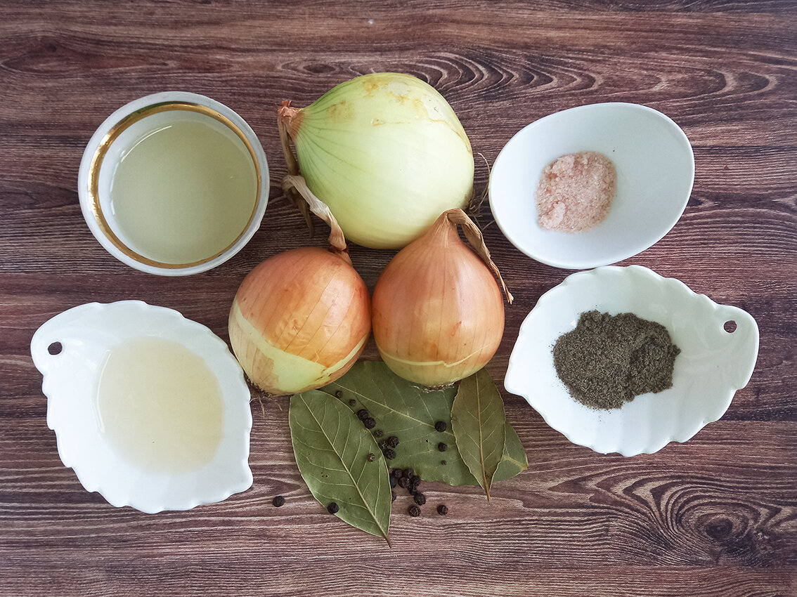 Для базового рецепта маринованного лука требуется минимум продуктов