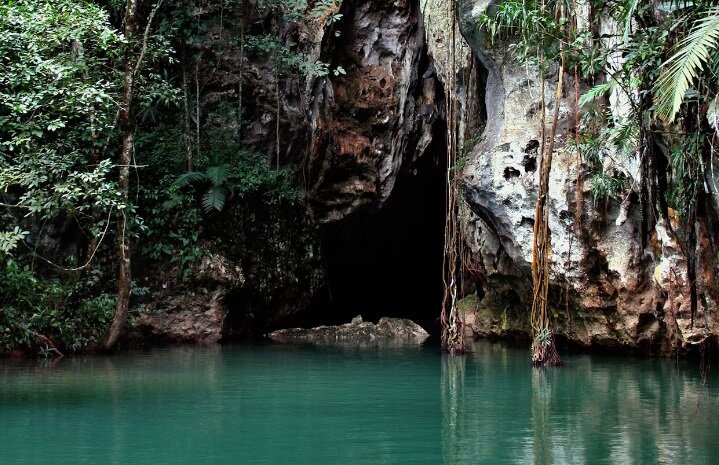 Пещера Бартон-Крик, расположенная в западном районе Кайо в Белизе, была когда-то местом проведения древних церемоний майя, куда можно добраться только на каяке или каноэ. Во время экскурсий путешественники могут увидеть камеры, похожие на собор, удивительные скальные образования и реликвии цивилизации майя.