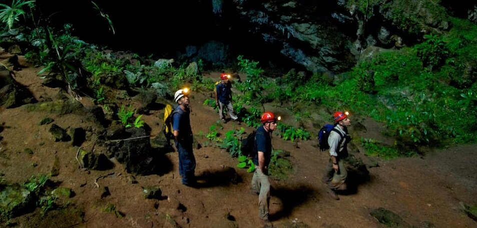 Чтобы добраться до Actun Tunichil Muknal, одной из сотен церемониальных пещер, хранящих артефакты майя в Белизе, туристы должны быть готовы к пешим прогулкам, плаванию и восхождениям.