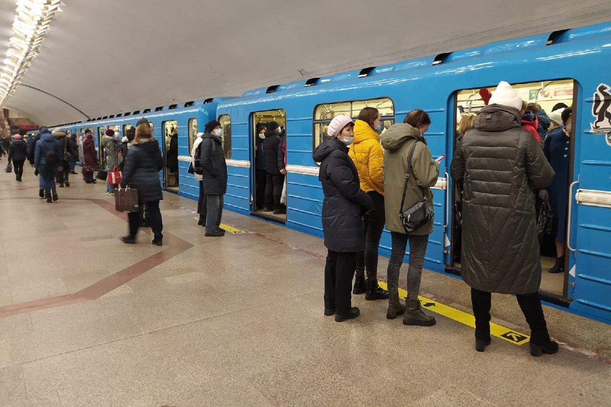    В Новосибирске девушку зажало дверьми в вагоне метро