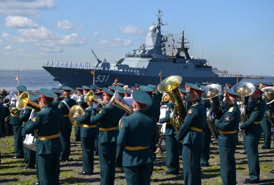    Гвардейский корвет «Сообразительный» на параде, посвященном Дню Военно-Морского Флота в акватории Финского залива в Кронштадте