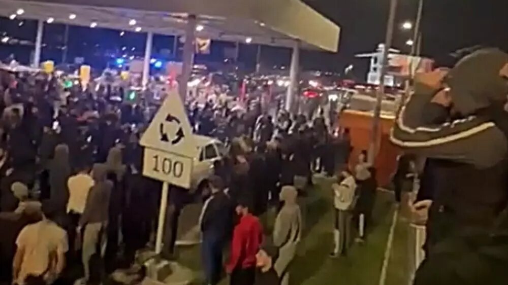     События в Дагестане показали, что государственная власть в России не так крепка, как казалось, говорят эксперты. Удивительно другое — почему полыхнуло в Дагестане. Причина в том, что в республике плотность населения большая, а националистическая накачка еще выше, чем в среднем по стране.