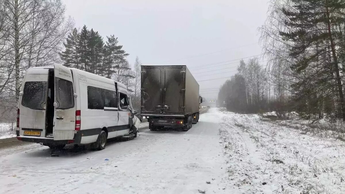     Грузовик и микроавтобус столкнулись в Удмуртии в минувшую субботу, 9 пассажиров получили травмы.
