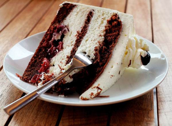 Торт сегодня – это десерт, без которого невозможно представить себе ни один праздник. Он всегда находится во главе сладкого стола, будь то день рождения, свадебный банкет или корпоратив.-2