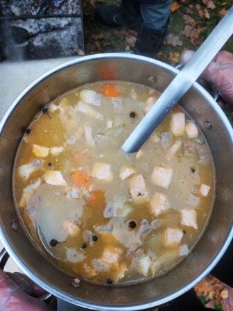 Уха по-царски из трех видов рыб: судака, осетра и семги