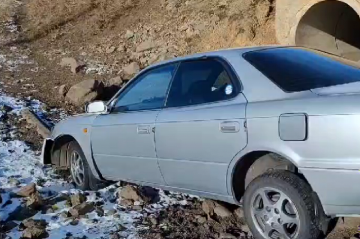    Водитель наехал на камень возле трассы и погиб в Иркутской области