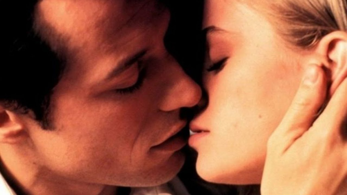 Сон целует знакомый мужчина. Обычный поцелуй. Поцелуй в глаза. Первый поцелуй в губы. Люди целуются.
