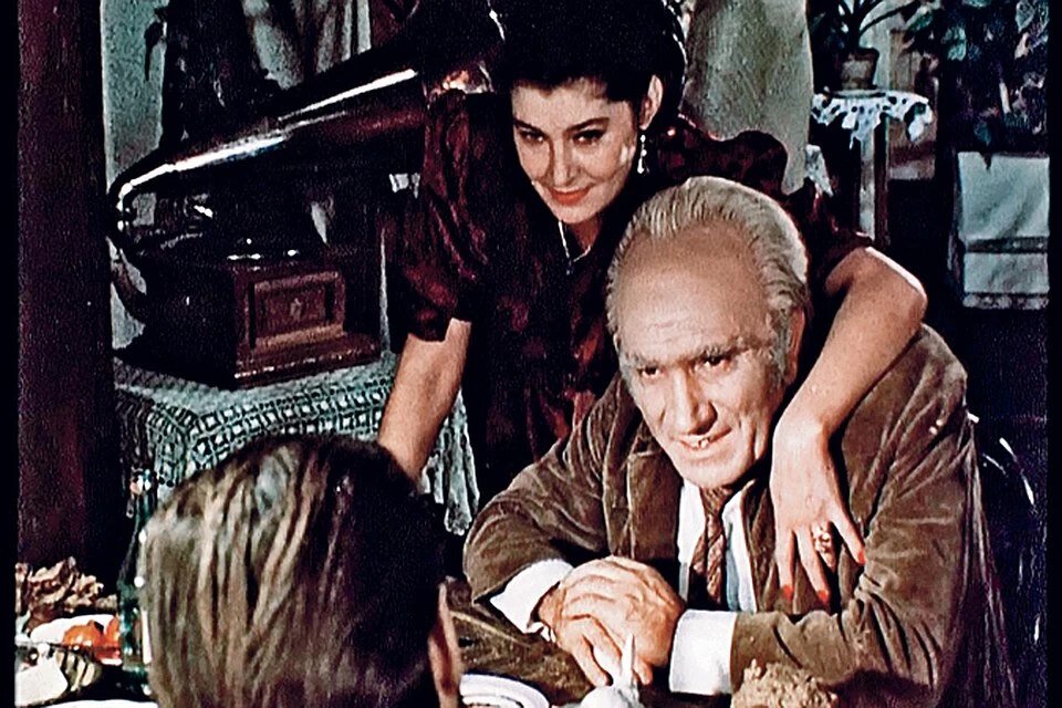    Горбатый не только неравнодушен к Клаше, но и прислушивается к ее мнению. Фото: кадр из фильма