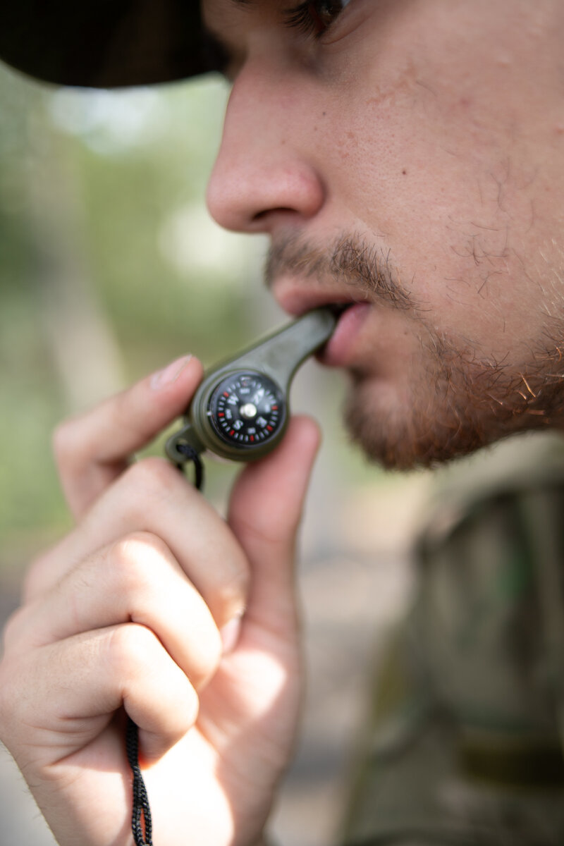 Русской императорской армии свисток полагалось иметь часовому на посту для вызова из караульного помещения разводящего.