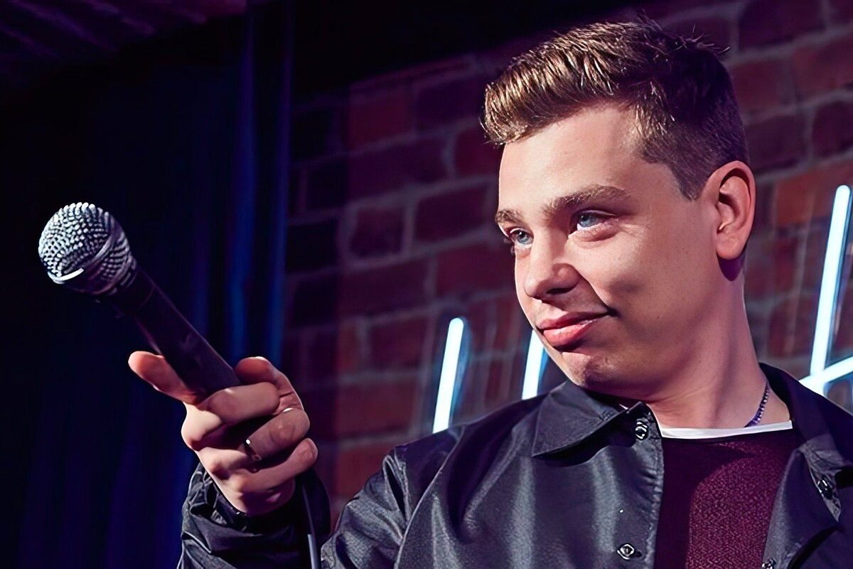 На фото:: стендап-комик Сергей Орлов