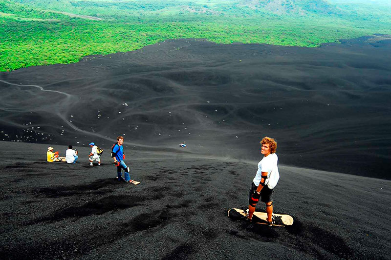 Volcano surfing. В Никарагуа скатываться с горы. Surf_Volcano_v3. Вулканический серфинг. Vanuatu Volcano surfing