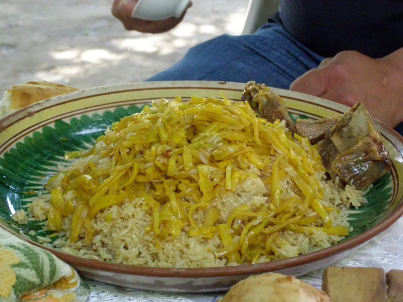 Морковь для плова. Что желтое в узбекском плове. Барбарис для плова. Что желтое добавляют в плов. Узбекский плов с нутом.