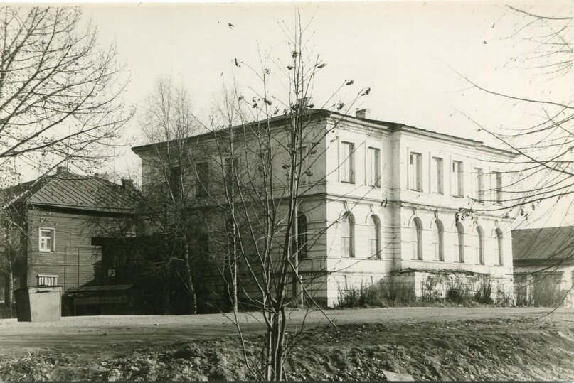 С 1910 года каменное и деревянное здания занимала земская больница. Фото осень 1987 года