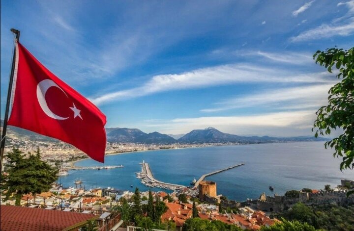 Сейчас стало дароже ездить отдыхать в Турцию. Но всё же наше туристы там частые гости... 