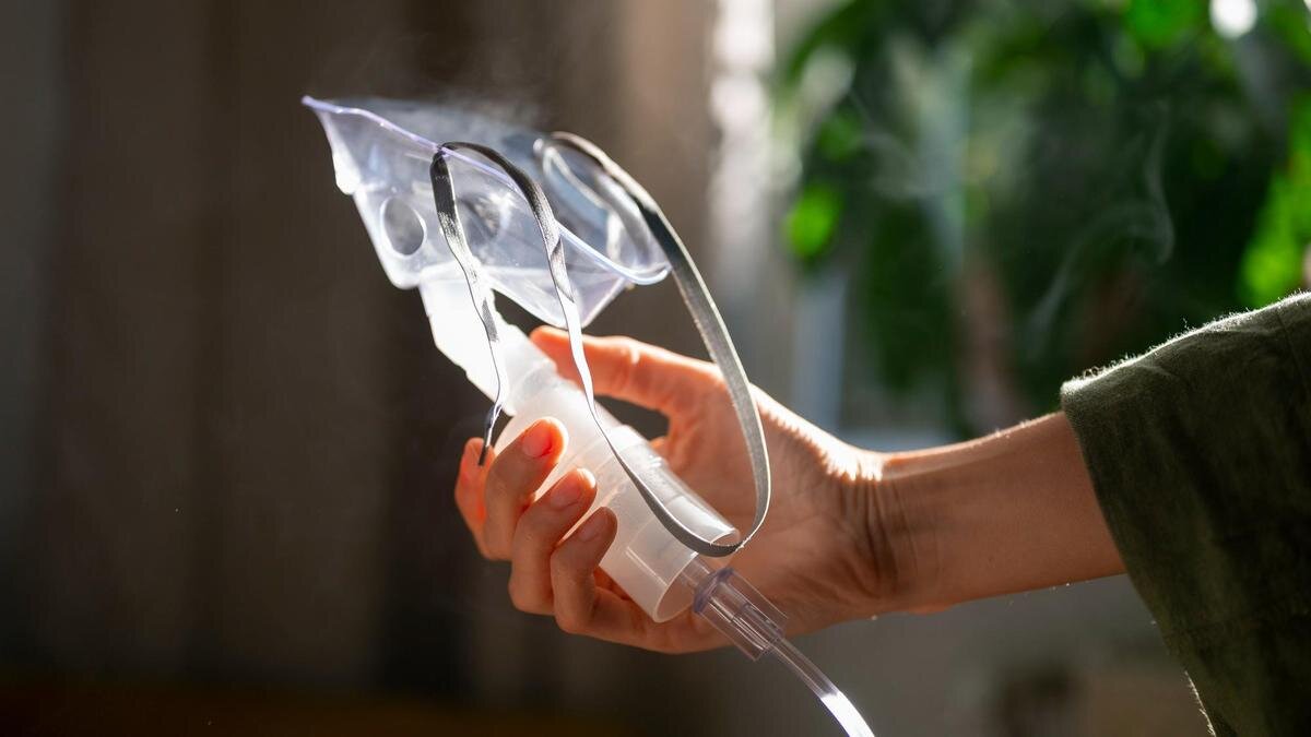    Небулайзер в руке:Freepik