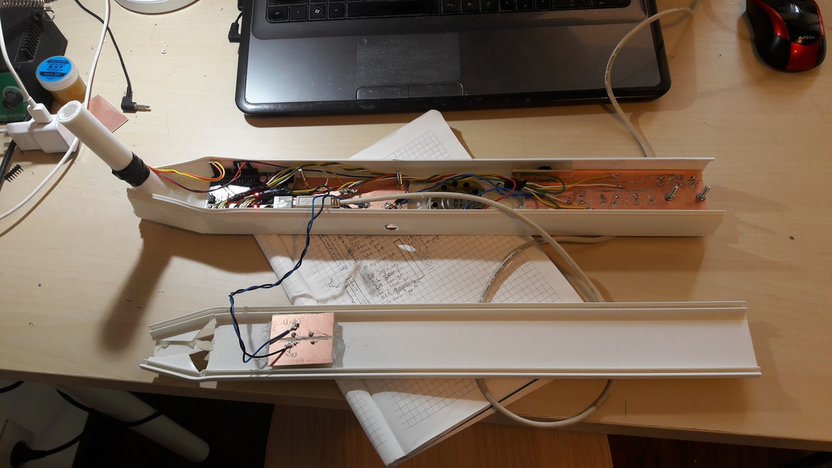 Слева виднеется Ардуино Уно, справа - разводка под клавиши. Динамик имеет скорее декоративное назначение, так и не выстрелил в этот раз