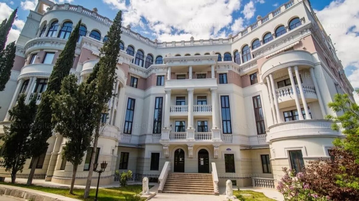     Трехкомнатная квартира с видом на море в элитном ЖК «Император» принадлежала Елене Зеленской — жене украинского президента Владимира Зеленского. Семья купила эту квартиру еще в 2013 году. Успели оштукатурить стены и завезти цемент для дальнейшего ремонта. А вот пожить не успели.