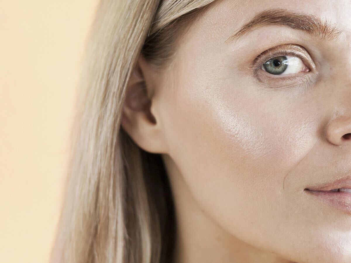    Жирная кожа лица© Фото : Freepik / kuznetsova_photo